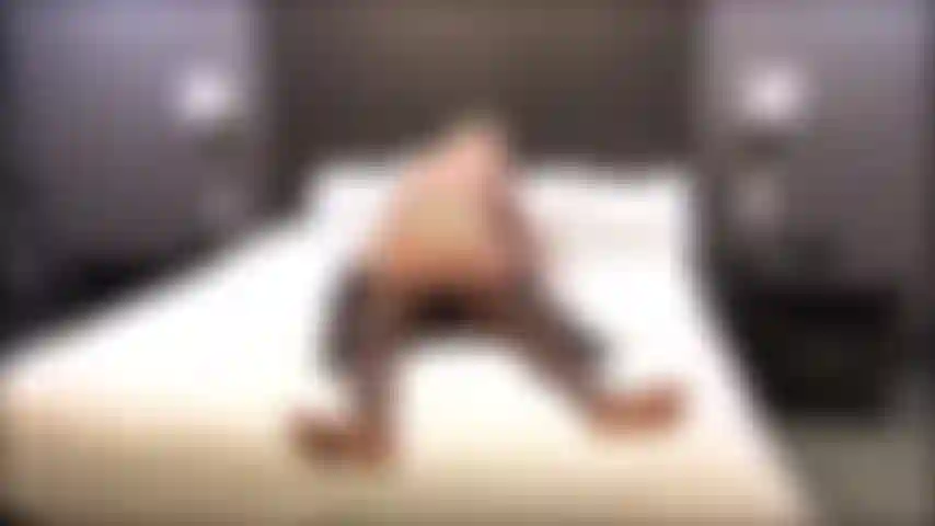 Pilla a madrastra grabando un video con su novio negro que tiene una polla porno enorme y te deja mirar y te pone los cuernos.