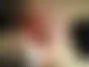 En mi asiento mostrando mis tetas en el avión me pongo nerviosa y muy cachonda. Levantándome la blusa y jugando con mis pezones, luego voy al baño y hago que mi coño se corra. Gemidos y teta juego enorme orgasmo.