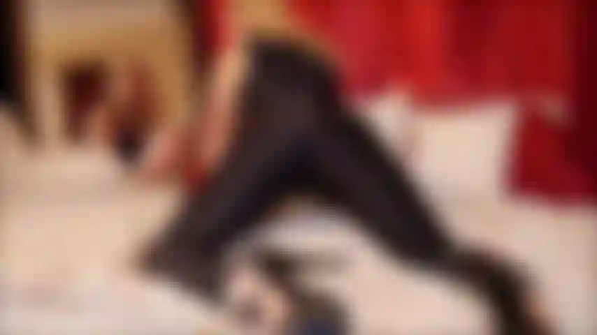 Estoy en la cama frente a un espejo con mi traje de spandex de cuerpo completo provocándote en múltiples ángulos. Culo y tetas se burlan... Tan cachonda que agarro una almohada y la joroba. Saca las tetas, pezones duros... Correte para mi.