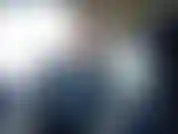 Esposo va al centro comercial a buscar comida. Estacionamiento ocupado y estoy tan cachonda que juego con mis tetas y me toco el coño con los dedos. Un chico pasa justo al lado del coche. Un orgasmo tan intenso que estoy gritando y gimiendo mientras me corro.