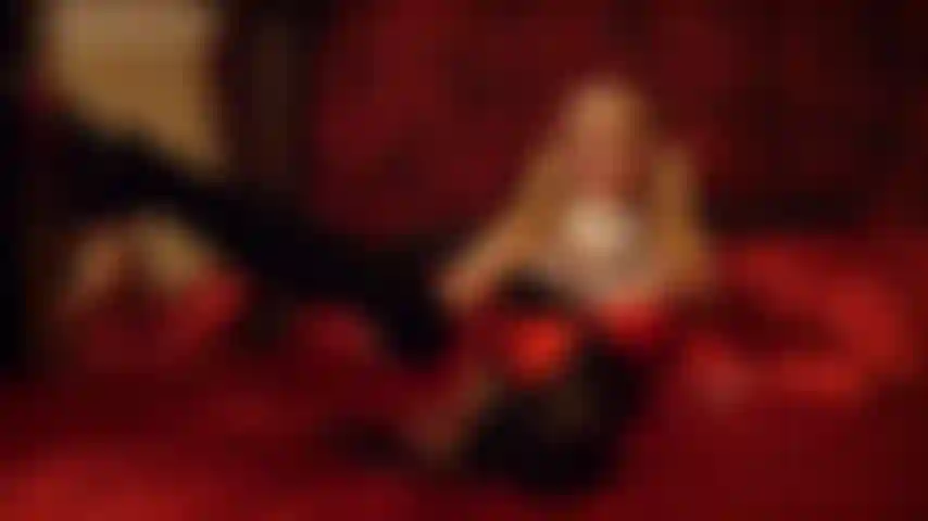 Harley es cachonda y morbosa. Ligas y medias y tacones de aguja provocando una gran polla blanca. Diciéndote como acariciarla mientras ella chupa y folla. Vibe interactivo zapping creampie cum, sizequeen.