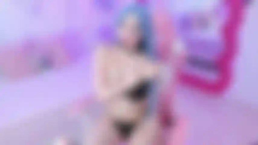 Una bella latina tiene una buena polla en la boca, le escupen mucho, su cara de ahegao está muy caliente.