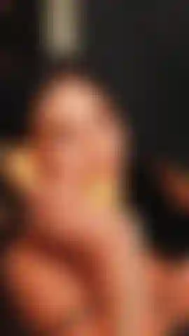 Lo que pasa en la sala, se queda en tu mente. Ángulos, sombras y un secreto negro. Solo para ojos curiosos. #Seducción #madura #lencería #cuerpocaliente #medias.