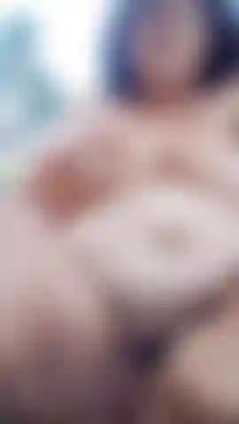 Chorreando cerca de la carretera con camioneros pasando.