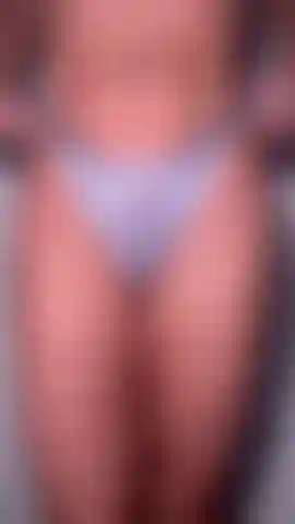 Traviesa prueba de bragas con algo de juego con el coño mojado... 😍.