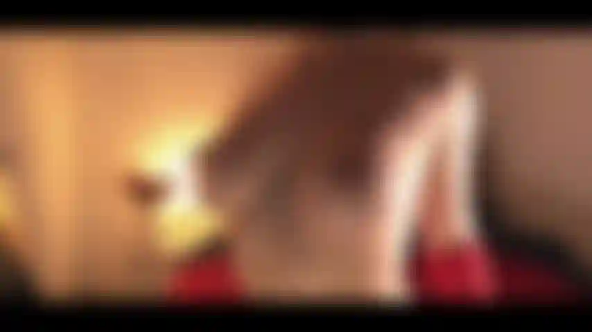 Por fin aquí… mis suaves y naturales tetas completamente al descubierto para ti. En este video me tomo mi tiempo mostrándolas — vistas lentas y en primer plano de mis pechos desnudos desde todos los ángulos. Piel suave, forma natural, sin filtros, solo puro teasing. Juego con ellas, las aprieto y te doy largas y prolongadas miradas mientras están completamente expuestas. Perfecto si te encantan las tetas naturales, el teasing lento y esa sensación íntima de "solo para ti".