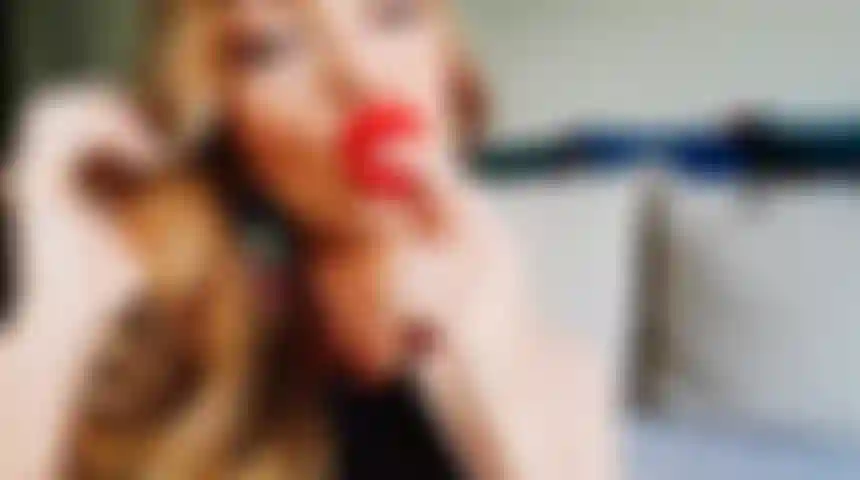 Cielo de gili: labios rojos, encaje negro.