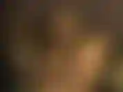 Gina se aceita el cuerpo y luego se excita. Agarra un juguete de conejo de la chaqueta, juega con él y también mete juguetes anales para una doble penetración. Clip raro! Hay que ver!