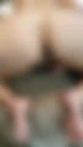 Follándome el culo gordo.