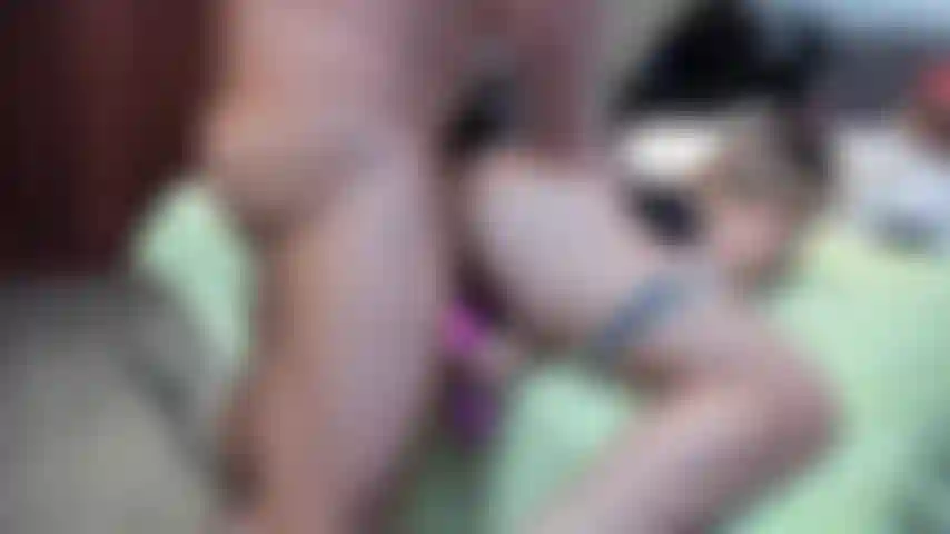 Doble penetración con acabado cream pie.