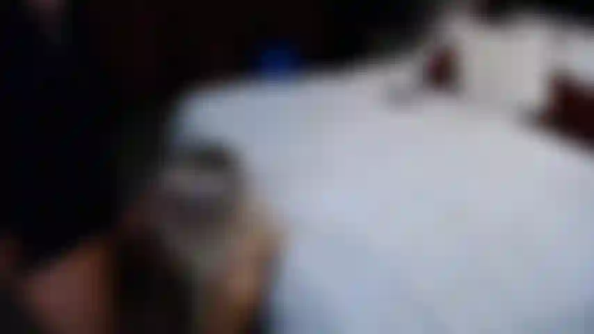 Jenny taylor chupando la polla de bo blake en un trío.