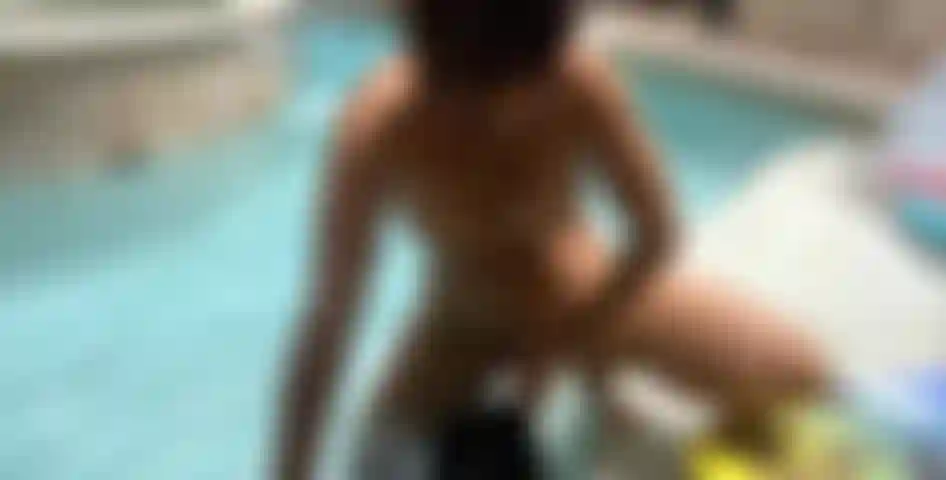 Follándome en la piscina de solárium.