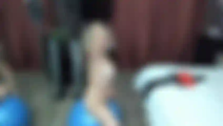 Rebotando un gran culo en una pelota de ejercicios.