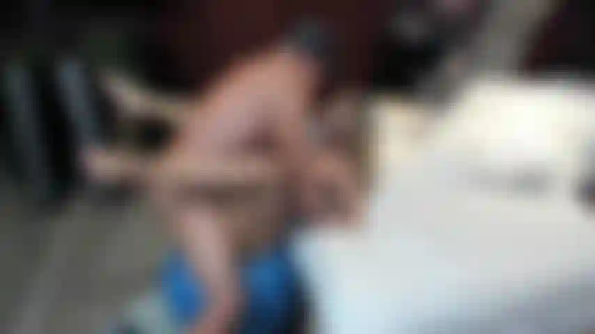 Siendo golpeada en una pelota de ejercicios por una polla gruesa!