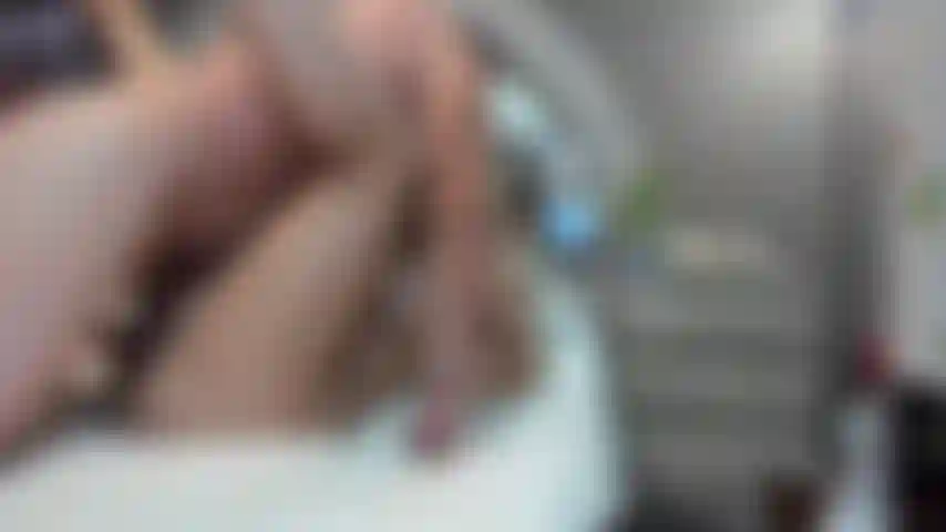 Sexo estirando el coño con una corrida en todo mi coño y estómago.