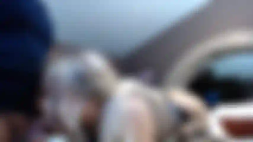 Jennytaylor chupando la polla de bo blake en un trío.