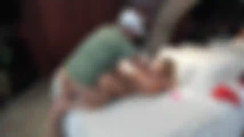 Sexo en posición misionera con corrida en el estómago.