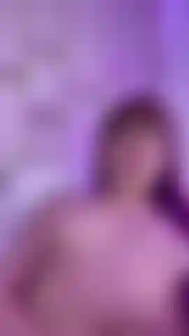 Disfruto de una gran lluvia de semen en mis manos.