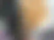 Vino blanco y una guarra negra viste de blanco.