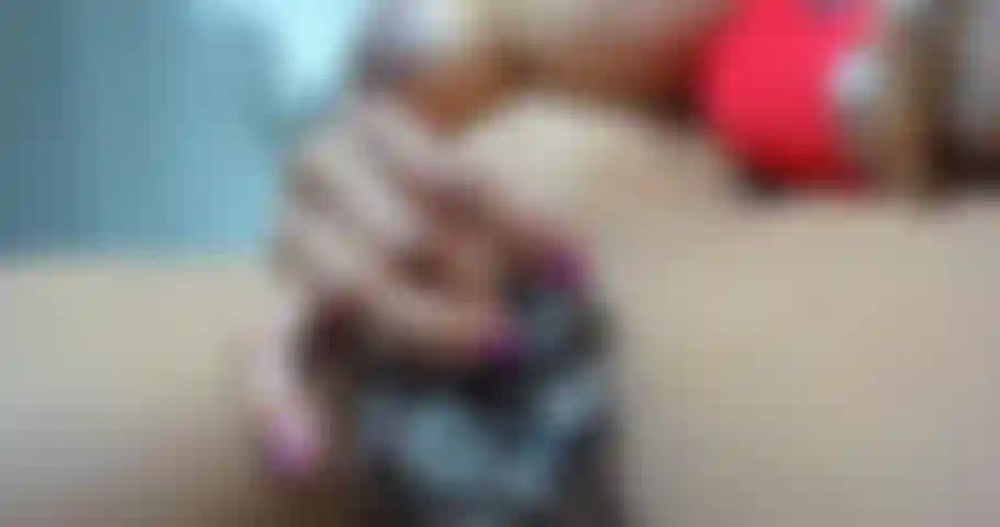 Después de cenar y tomar vino, esta milf guarra quiere correrse. Mírame follarme el coño en pañales y correrme.