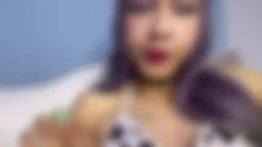 Lamiendo mi propio semen de mis pies.