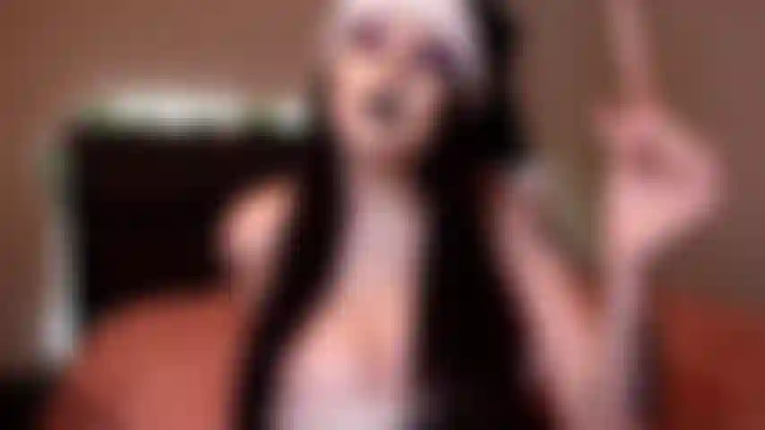 Chica gótica follando con un bastón de caramelo navideño.