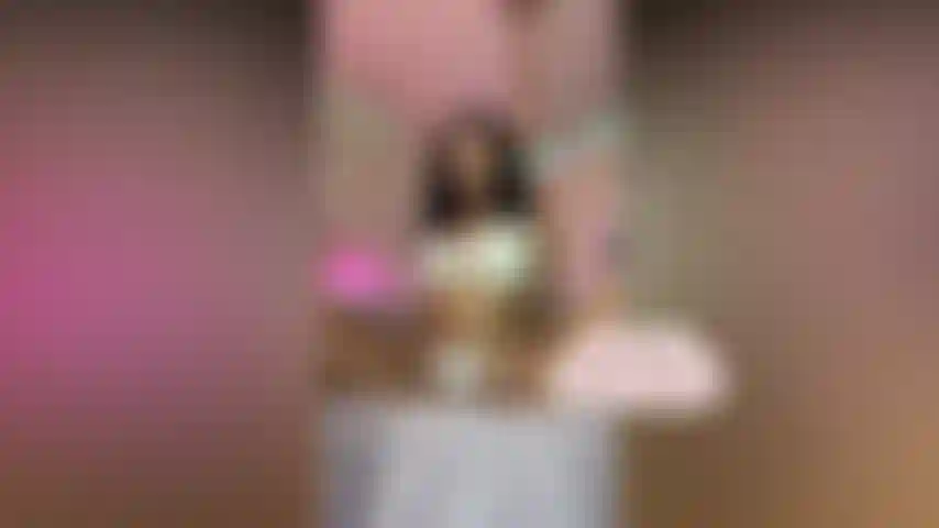 Corriendo en mis bragas usando mi varita vibratoria. (De mis archivos de 2020, coño afeitado en este video).