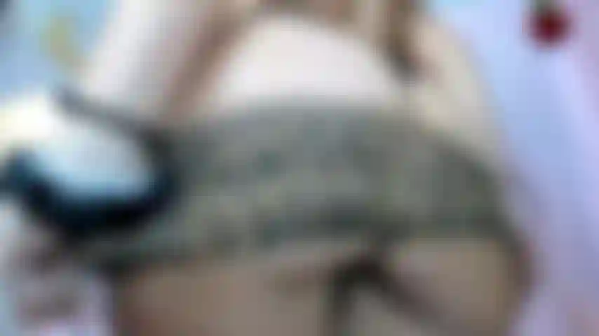 Nalgas aplaudiendo, provocador y satisfactorio striptease de bragas.