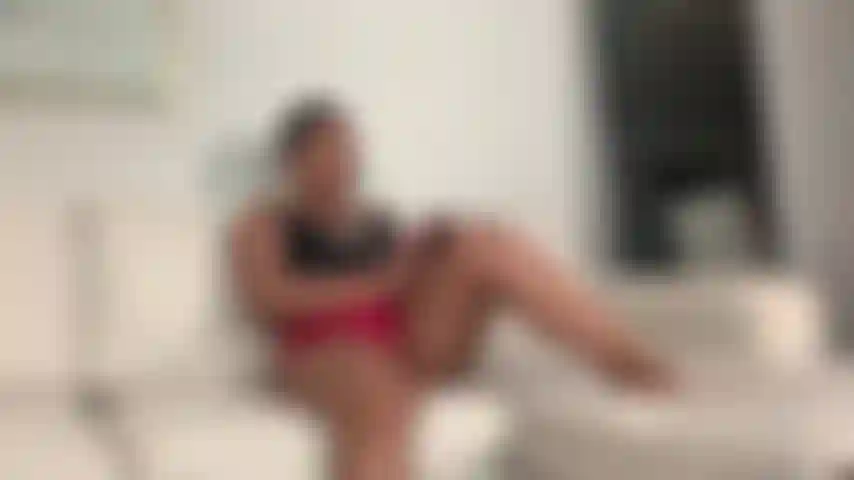 Un chico encogido que aplasta el culo.