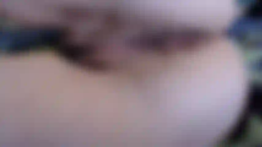 Asmr. De cerca el coño peludo y el ano, abriendo, tocando con los dedos, teniendo un orgasmo. Coñito peludo y solo ojete. Sin rostro.