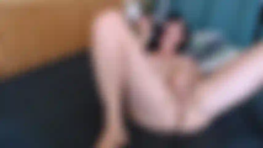 Follando mi coñito rosa peludo con un gran dildo negro.