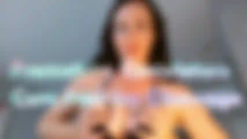 Amas mis increíbles tetas y escote. Me encanta provocarte, metiéndotelas en la cara. Sé que tienes una polla inútil, sé que eres un eyaculador precoz y sé que eres un fracaso sexual. Mi escote te hará correrte tan rápido, demostrando que tienes una polla de perdedor con la que nadie querría follar. Nunca follarás, serás un perdedor eyaculador precoz y sin coño para siempre.