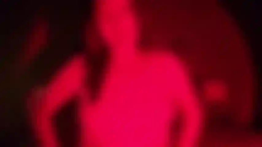 Pegging fantasy: en este video describo una de mis últimas fantasías. Nos conocimos en un bar, pagaste todo pensando que ibas a tener suerte... Cuando volvemos a mi casa me pongo el strapon y soy la afortunada usándolo tú.