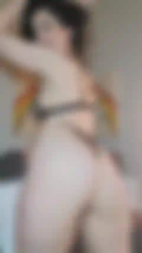 Sí, eventualmente me desnudo: strip tease silencioso, ¿alguien? Este video incluye muchas burlas en lencería, pero al final me lo quito todo para ti.