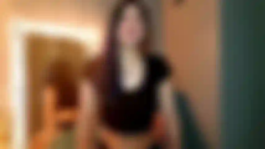 Hipnotizada por mi culo: relájate. No tienes idea de lo que te voy a hacer hoy. Te convertirás en mi perdedor olfateador de culos, mientras asfixio tu nariz con mis nalgas, para que recuerdes mi olor, todos los días. Tu mente y tu polla me pertenecen.