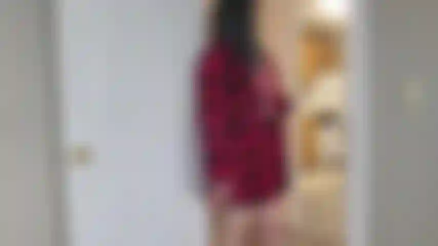 Hermanastra joi: ¡estamos solos en casa y decido entrar en tu habitación! Mientras estoy en tu puerta, descubro que tienes algunas de mis bragas sucias... Entonces decido divertirme contigo!