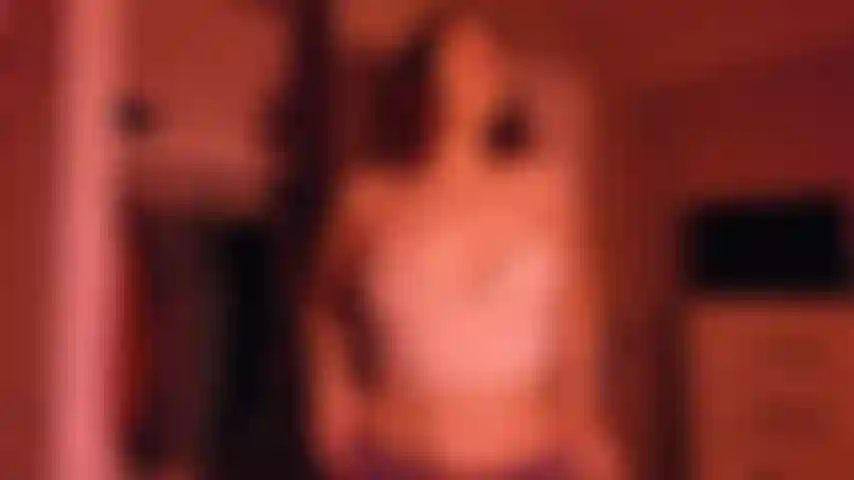 Luz roja, luz verde: en este video juego el popular juego joi con un giro, en lugar de decir luz roja, luz verde, uso luces de colores. Este video incluye una provocación sexy, una cuenta regresiva y luego la negación!