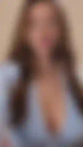 Tetas naturales jugando.