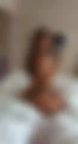 Cuerpo naned en un espejo.