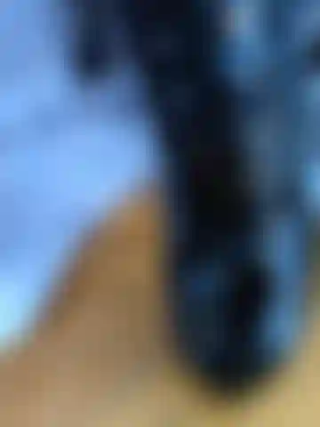 Adoro las botas, adoro el látex, monto mi correa en el muslo como una buena perra.