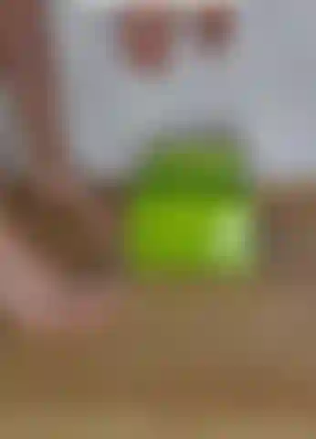 Destrozando mi tarta de cumpleaños con mi pedicura recién hecha.