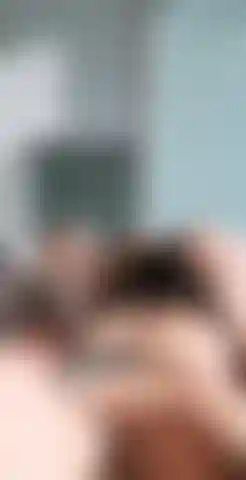 Inclinada en tanga de encaje.