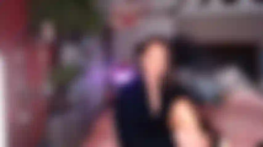 Diosa hidratando la piel de forma lenta y sensual.