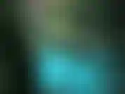 Julie junto a la piscina.