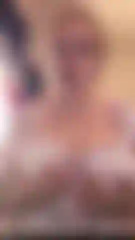 Desnudando mis tetas, pellizcando mis pezones, ordenándote que te la toques joi me bajo la parte superior del vestido, luego alargo la mano hacia atrás y desabrocho mi sujetador blanco, dejándolo caer. Mis pechos llenos se desbordan, con los pezones duros. Mmm, mírame masajearlos y apretarlos... Pellizco mis sensibles pezones. Tócate la polla por mí —háztela rica y despacio mientras provoco estas tetas. ¡Córrete cuando yo te lo diga! #Bigboobs #bigtits #bignipples #curve #joi #dirtytalk.