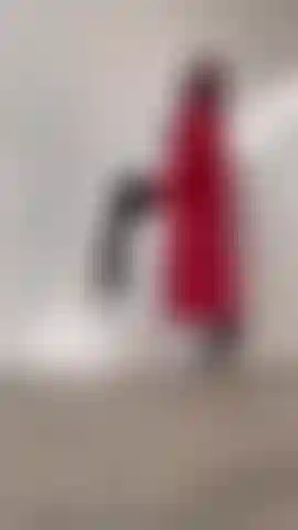 29. Diosa real, comparto con ustedes mi sesión de fotos con botas y capa roja, fue sexy y caliente.