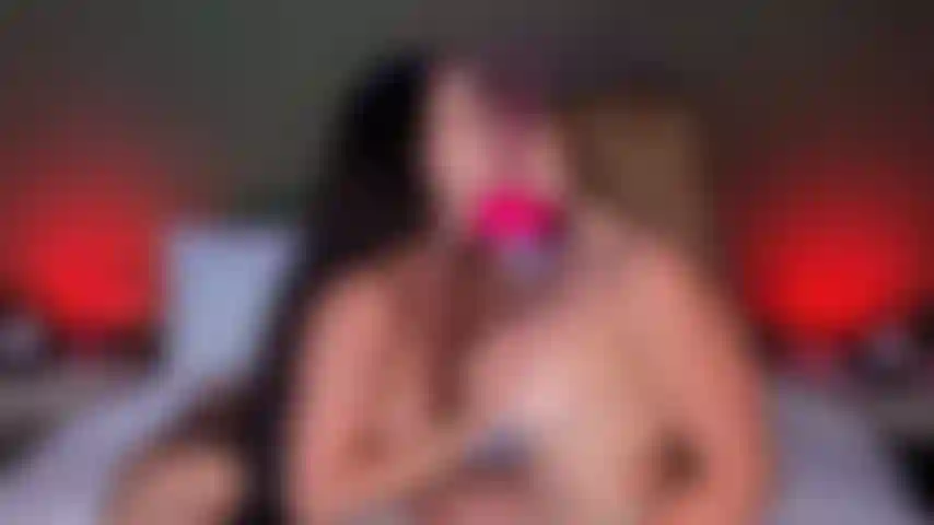 Topless besándome apasionadamente con mi novia, tan sexy y caliente.