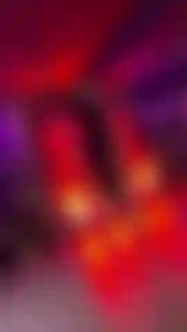 48. Pole dance con vestido y tacones plateados de 20cm.