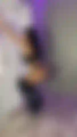 44. Sexy pole dance, provocando en lencería caliente y botas altas.