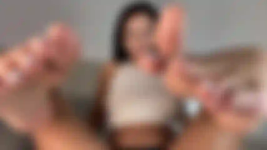 41. Te controlo. Mis uñas blancas en tu boca.